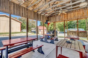 Outdoor dining - Crappie Cabin - Room 5 (Wood County)