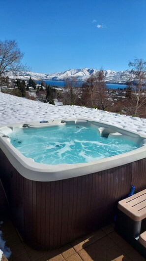 Outdoor spa tub - 7/12-14 & a few dates in Aug now open!  Amazing Lake Chelan view, close to fun! (Manson)
