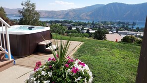 Outdoor spa tub - 8/2-4, 8/16-18, 8/30-9/3 open! Lake Chelan view, tranquil setting close to fun! (Manson)