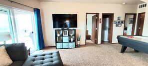 Smart TV, Netflix, DVD player, books - Lake Chelan Getaway! Private hottub! Stargazing & an amazing Lake Chelan view!
(Manson)