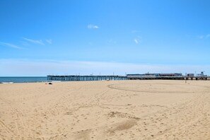 On the beach, sun loungers - 7 beds! One block from new SURF Wave Pool and beach!  Bikes included! (Virginia Beach)