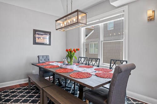 7 beds! One block from new SURF Wave Pool and beach!  Bikes included!