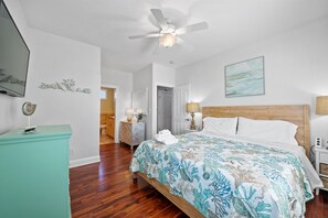 4 bedrooms, iron/ironing board, travel crib, free WiFi - 7 beds! One block from new SURF Wave Pool and beach!  Bikes included! (Virginia Beach)