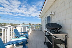 Property grounds - 7 beds! One block from new SURF Wave Pool and beach!  Bikes included! (Virginia Beach)
