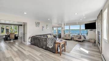 Televisio, takka, työhuone