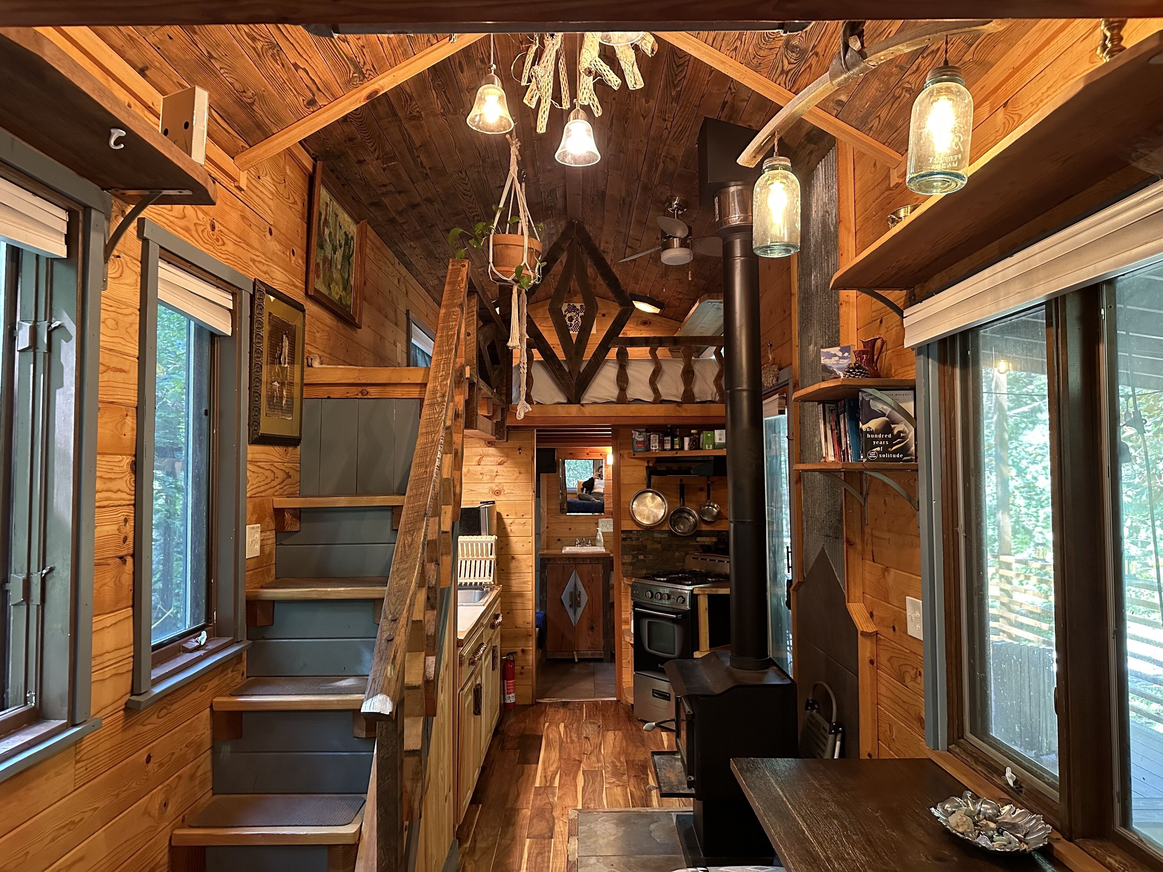 Uniquely crafted Tiny-cabin retreat with Hot Tub and Sauna 