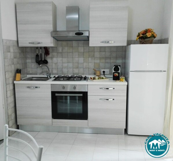 Réfrigérateur, un four, cafetière-théière, bouilloire électrique