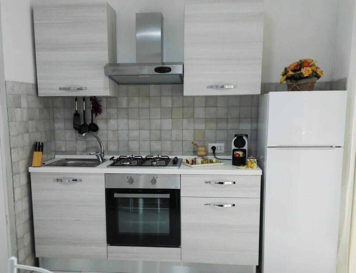 Fridge, oven, stovetop, coffee/tea maker