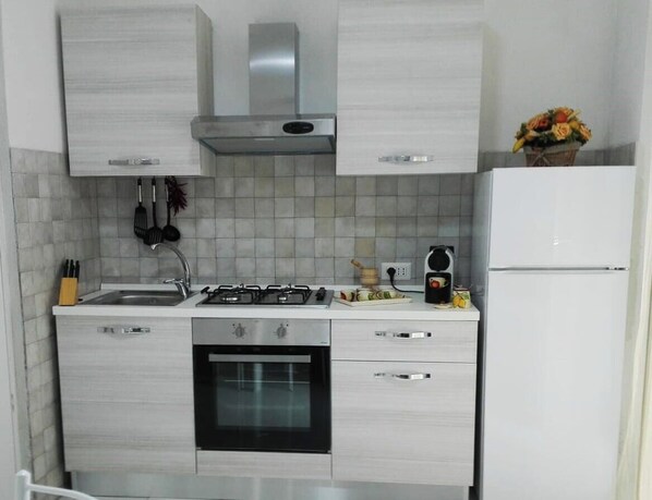 Geladeira, fogão, cooktop, cafeteira/chaleira