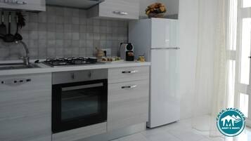 Frigorifero, forno, macchina per tè/caffè, bollitore elettrico