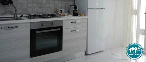 Fridge, oven, coffee/tea maker, electric kettle