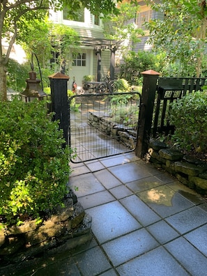 Property grounds - Large Renovated Character Home with 3 beds/2 baths (Vancouver)
