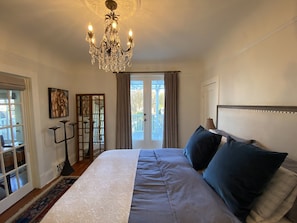 3 bedrooms, iron/ironing board, free WiFi, bed sheets - Large Renovated Character Home with 3 beds/2 baths (Vancouver)