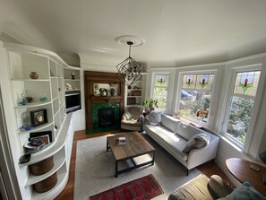 Smart TV, fireplace, offices, printers - Large Renovated Character Home with 3 beds/2 baths (Vancouver)