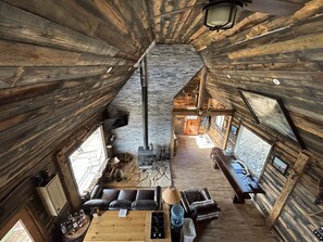 智能電視、壁爐、DVD 播放機、書籍