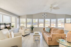 TV, DVD player, books - Deck & Pool Access: Myrtle Beach Getaway (Myrtle Beach)