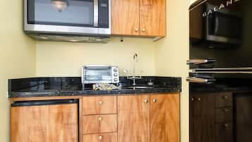 Refrigerador, microondas, horno y cafetera y tetera