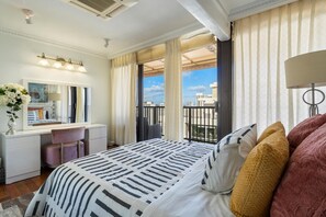 2 slaapkamers, een bureau, een strijkplank/strijkijzer, reisbedje