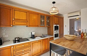 ثلاجة، ميكروويف، فرن، موقد طهي مسطح