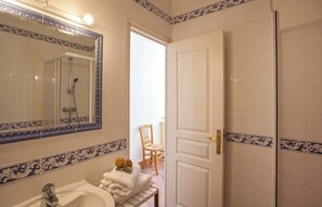 Shower, free toiletries, hair dryer, towels - Casa Catarelli. (Farinole)