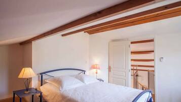 3 habitaciones, tabla de planchar con plancha, wifi y ropa de cama