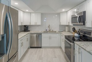 Huoneisto, 3 makuuhuonetta, pääsy uima-altaalle | Yksityinen keittiö | Mikroaaltouuni, uuni, astianpesukone, kahvin-/teenkeitin