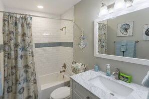 Casa, 3 habitaciones, acceso a la alberca, vista al mar | Baño | Regadera, toallas, shampoo 