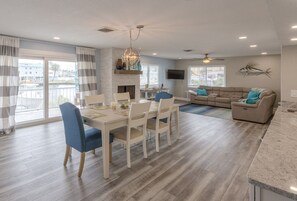 In-room dining - Waterfront & Pool A Star5vacations (Redington Shores)