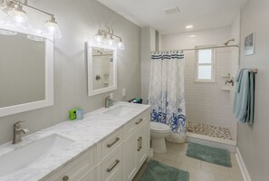 Casa, 3 habitaciones, acceso a la alberca, vista al mar | Baño | Regadera, toallas, shampoo 