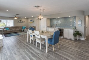 In-room dining - Waterfront & Pool A Star5vacations (Redington Shores)