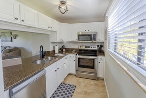 Fridge, microwave, oven, dishwasher - La Casa Del Mar 600 Star5vacations (Dunedin)