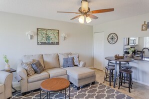 Apartment, 1 Bedroom, Balcony | Living room - La Casa Del Mar 608 Star5vacationscom (Dunedin)