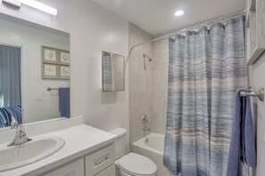 Apartment, 2 Bedrooms, Jetted Tub | Bathroom | Shower, towels, shampoo