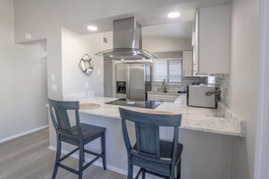 Microondas, horno, lavavajillas, cafetera/tetera