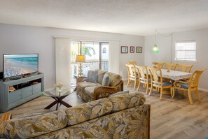 Apartment, 2 Schlafzimmer, Poolzugang | Wohnzimmer | 50-Zoll-Flachbildfernseher mit Digitalempfang, Fernseher