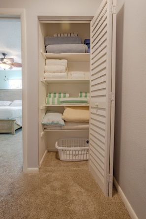 Apartment, 2 Schlafzimmer, Poolzugang | 2 Schlafzimmer, kostenloses WLAN, Bettwäsche