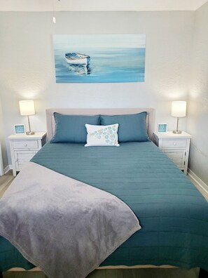 Talo, 2 makuuhuonetta, pääsy uima-altaalle, merinäköala | 2 makuuhuonetta, yksilöllisesti sisustettu, vuodevaatteet