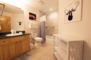 Combined shower/tub, hair dryer, bathrobes, towels - Ski & Summer Breckenridge Resort 1BR 2Beds w/Parking & Amenities (Breckenridge)