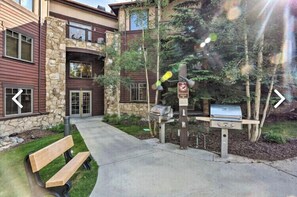 Outdoor dining - Ski & Summer Breckenridge Resort 1BR 2Beds w/Parking & Amenities (Breckenridge)