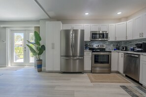 Micro-ondes, lave-vaisselle, cafetière/bouilloire