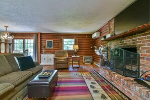 House, 3 Bedrooms, Accessible, Fireplace | Living room | Fireplace