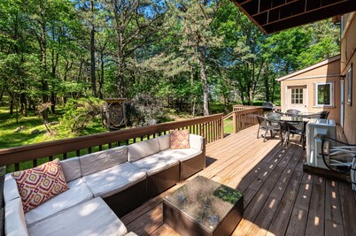 Inn Kognito 4 Modern Farmhouse, Fireplace, HOT TUB, Sauna, Fire Pit, game room