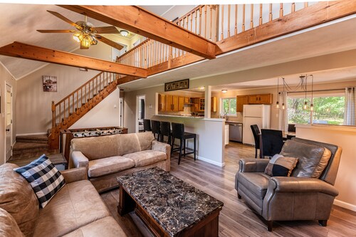 Inn Kognito 4 Modern Farmhouse, Fireplace, HOT TUB, Sauna, Fire Pit, game room 