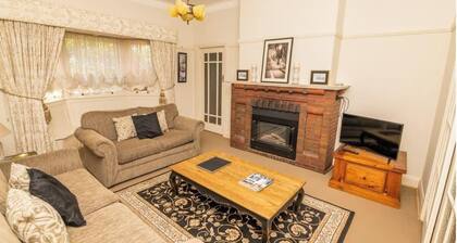 Hillside Cottage - Spacious, Walk to CBD