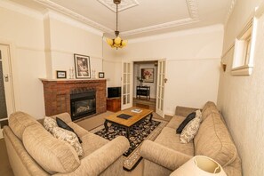 TV, offices - Hillside Cottage - Spacious, Walk to CBD (Bathurst)