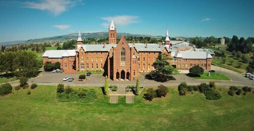 Hillside Cottage Bathurst │ Comfy, Spacious, Walk to CBD & Stannies