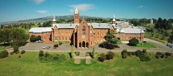 Hillside Cottage - Spacious, Walk to CBD