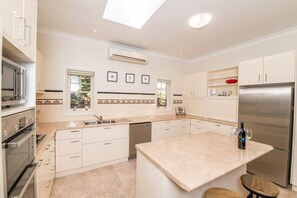 冰箱、微波炉、烤箱、炉灶