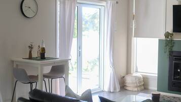 Télévision, cheminée, espaces bureaux