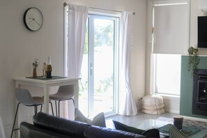 Een televisie, een open haard en een kantoor